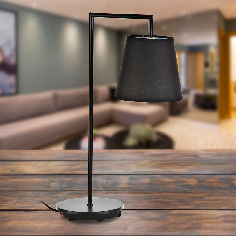Lámpara de mesa con pantalla negra