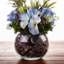 Arreglo Floral Lavanda con Flores Azules de Poliéster con Pecera Clear de Vidrio Haus