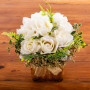 Arreglo Floral Rosas Blancas de Poliéster con Maceta Dorada de Vidrio Haus